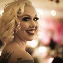 Primo piano di Miranda Colclasure dal film Tournée