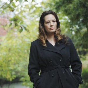 Samantha Ferris nell'episodio Uneasy Lies the Head di V