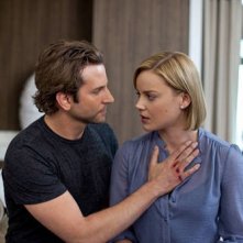 Abbie Cornish e Bradley Cooper in una scena del film Limitless