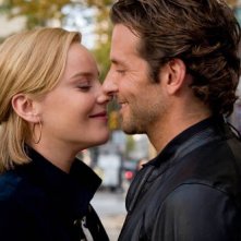 Abbie Cornish e Bradley Cooper in una tenera immagine del film Limitless