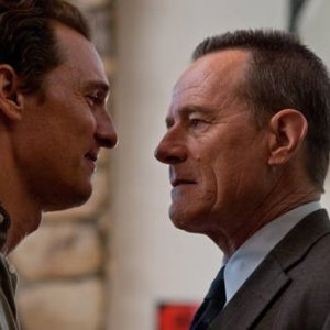 Matthew McConaughey con Bryan Cranston nel film The Lincoln Lawyer