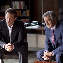 Robert De Niro e Bradley Cooper in una scena del thriller Limitless