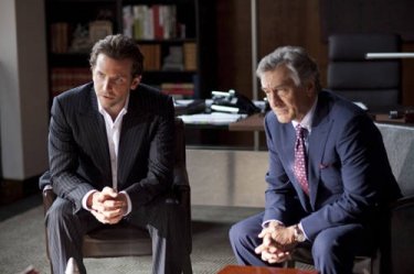 Robert De Niro e Bradley Cooper in una scena del thriller Limitless