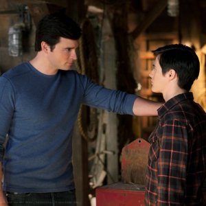 Clark (Tom Welling) e Connor (Lucas Grabeel) in un momento dell'episodio Scion di Smallville