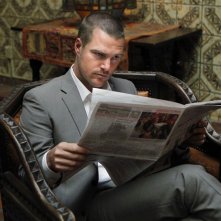 G (Chris O'Donnell) legge il giornale nell'episodio Harm's Way di NCIS: Los Angeles