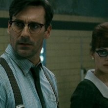 Jon Hamm e Carla Gugino in Sucker Punch
