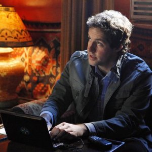 Nate (Peter Cambor) lavora al computer nell'episodio Harm's Way di NCIS: Los Angeles