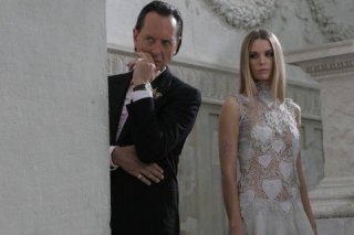 Richard E. Grant e Alexandra Burman nel thriller Sotto il vestito niente - L'ultima sfilata