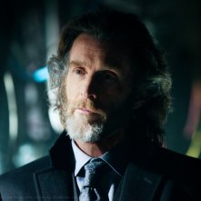 Un primo piano di Lionel (John Glover) nell'episodio Scion di Smallville