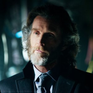 Un primo piano di Lionel (John Glover) nell'episodio Scion di Smallville