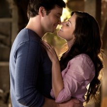 Una romantica scena con Clark (Tom Welling) e Lois (Erica Durance) nell'episodio Scion di Smallville