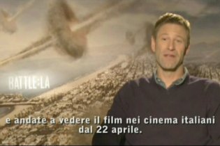 World Invasion - Trailer Italiano 2 con saluto di Aaron Eckhart