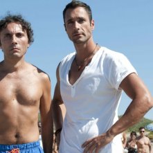 Valerio Aprea accanto a Raoul Bova in Nessuno mi può giudicare (2011)