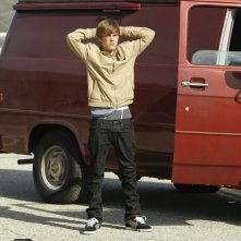 Justin Bieber a mani alzate in un momento dell'episodio Targets of Obsession di CSI: Scena del crimine