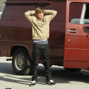 Justin Bieber a mani alzate in un momento dell'episodio Targets of Obsession di CSI: Scena del crimine