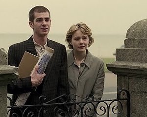 Andrew Garfield e Carey Mulligan insieme nel film Never Let Me Go