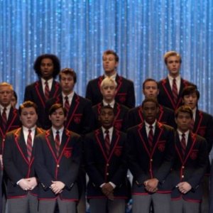 Chris Colfer, Darren Criss e gli altri Warblers nell'episodio La nostra canzone di Glee