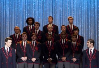 Chris Colfer, Darren Criss e gli altri Warblers nell'episodio La nostra canzone di Glee