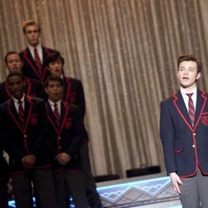 Chris Colfer e il suo Kurt finalmente alle prese con un solo nell'episodio La nostra canzone di Glee