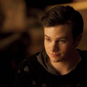 Chris Colfer nell'episodio La nostra canzone di Glee