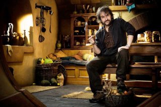 Peter Jackson posa a Bag End, la dimora di Bilbo Baggins, sul set di The Hobbit