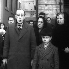 Totò e Pablito Calvo nella sequenza del funerale della madre di Marcellino