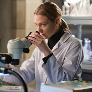 Anna Torv nell'episodio Stowaway di Fringe