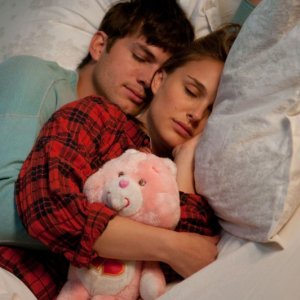 Ashton Kutcher e Natalie Portman in una scena emblematica della commedia No Strings Attached