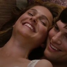 Ashton Kutcher e Natalie Portman in una tenera immagine nella commedia No Strings Attached