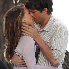Bacio appassionato tra Ashton Kutcher e Natalie Portman in No Strings Attached