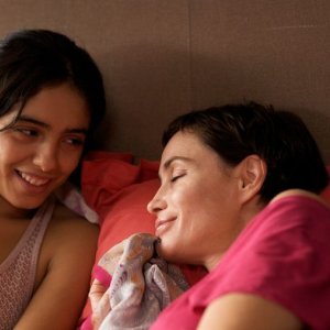 Hafsia Herzi ed Emmanuelle Béart in una scena del film Ma compagne de nuit