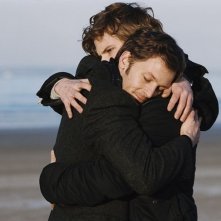 Jean-Baptiste Lafarge e Nicolas Duvauchelle in un abbraccio fraterno per il film Les yeux de sa mère