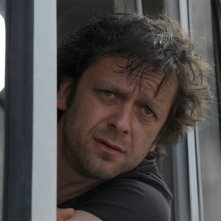 Jonathan Zaccaï in una scena di Si tu meurs, je te tue