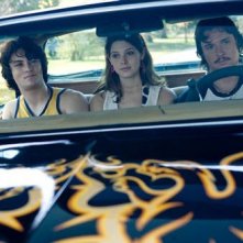 Shiloh Fernandez, Ashley Greene e Taylor Handley in una scena del film Skateland