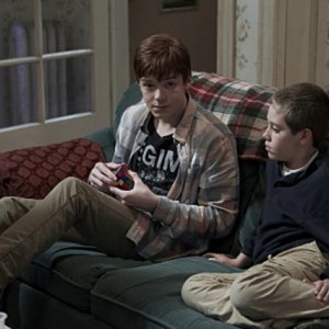 Cameron Monaghan ed Ethan Cutkosky nell'episodio Killer Carl della serie Shameless