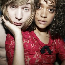 Daniel Flaherty e Britne Oldford nel remake americano di Skins