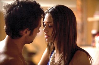 Emmy Rossum e Justin Chatwin nel pilot della serie Shameless