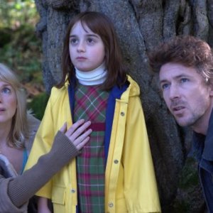 La piccola Ella Connolly tra Aidan Gillen ed Eva Birthistle nell'horror Wake Wood