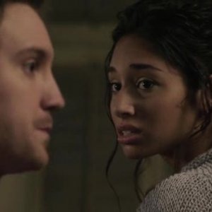 Meaghan Rath e Sam Huntington in una scena della serie Being Human