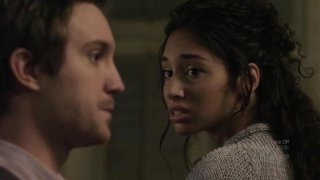 Meaghan Rath e Sam Huntington in una scena della serie Being Human