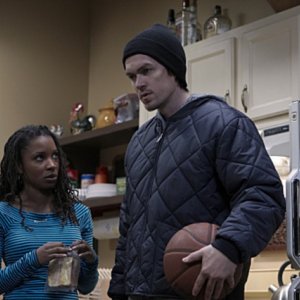 Shanola Hampton e Steve Howey in una scena dell'episodio It's Time to Kill the Turtle della serie Shameless