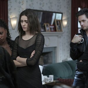 Shanola Hampton, Emmy Rossum, Justin Chatwin e Jeremy Allen White nell'episodio Frank Gallagher: Loving Husband, Devoted Father della serie Shameless