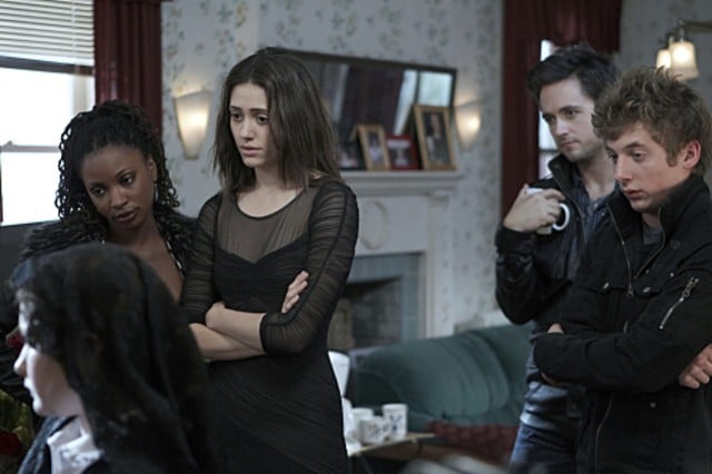 Shanola Hampton, Emmy Rossum, Justin Chatwin e Jeremy Allen White nell'episodio Frank Gallagher: Loving Husband, Devoted Father della serie Shameless