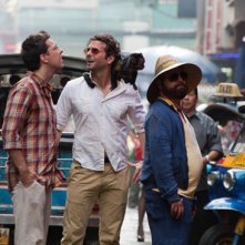 Ed Helms, Bradley Cooper e Zach Galifianakis vagano per la Tailandia pronti a fare danni in una scena di Una notte da leoni 2
