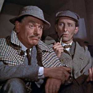 André Morell e Peter Cushing in una scena del film La furia dei Baskerville