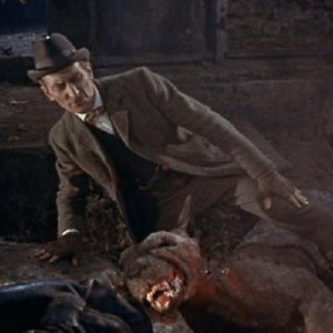 Peter Cushing in una scena del film La furia dei Baskerville (1959)