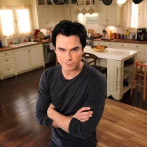 Damon (Ian Somerhalder) guarda la telecamera sul set di By the Light of the Moon