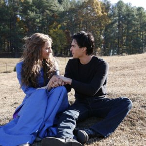 Rose (Lauren Cohan) e Damon (Ian Somerhalder) in una dolce scena dell'episodio The Descent di Vampire Diaries