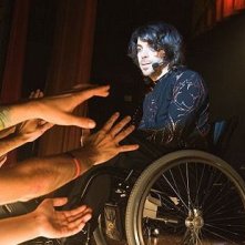 Christopher Thorn osannato dalla folla in Sympathy for Delicious