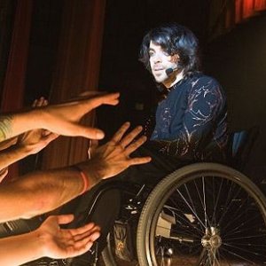 Christopher Thorn osannato dalla folla in Sympathy for Delicious